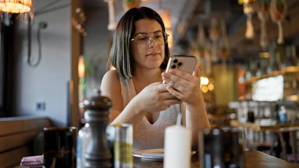 Mladý Krásný Hispánec Žena Pomocí Smartphone Sedí Stole Restauraci — Stock fotografie