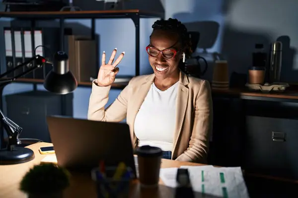 Hermosa Mujer Negra Que Trabaja Oficina Por Noche Sonriendo Positiva — Foto de Stock