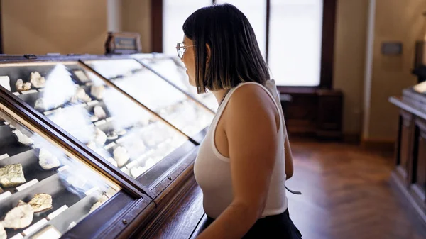 Jonge Mooie Spaanse Vrouw Bezoekt Geologische Tentoonstelling Het Natuurhistorisch Museum — Stockfoto