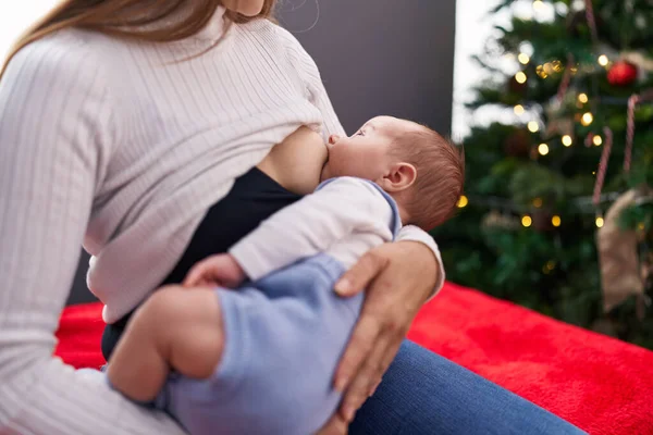 Anne Oğul Evdeki Noel Ağacının Yanında Bebek Emziriyor — Stok fotoğraf