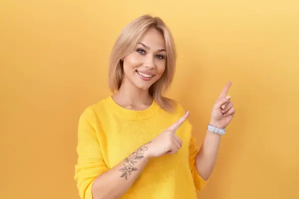 Young Caucasian Woman Wearing Yellow Sweater Smiling Looking Camera Pointing — Stock Photo, Image