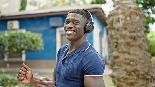 Afro Amerikaanse Man Luisteren Naar Muziek Dansen Het Park — Stockfoto