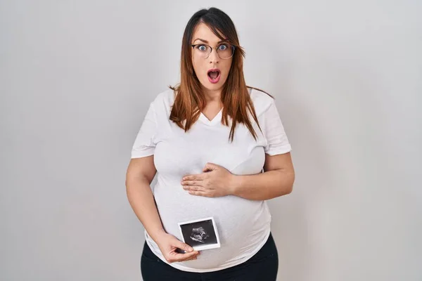 Mujer Embarazada Sosteniendo Ecografía Del Bebé Cara Choque Mirando Escéptico — Foto de Stock