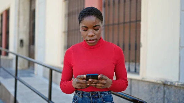 Afričanky Americká Žena Pomocí Smartphone Vážným Výrazem Ulici — Stock fotografie