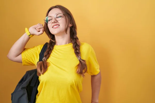 Jonge Blanke Vrouw Draagt Student Rugzak Gele Achtergrond Stretching Terug — Stockfoto