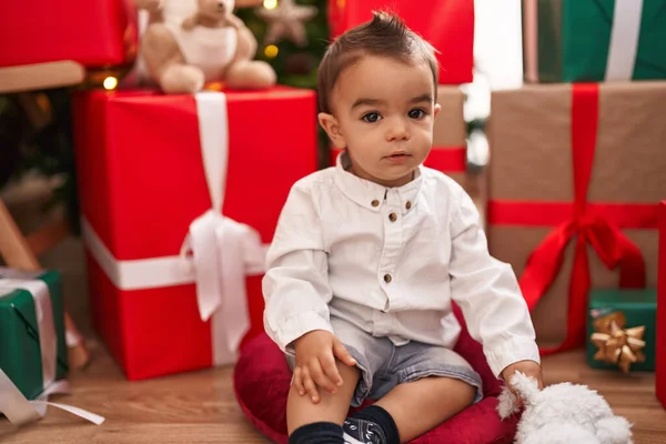 Adorable Niño Hispano Sentado Suelo Por Regalos Navidad Casa —  Fotos de Stock