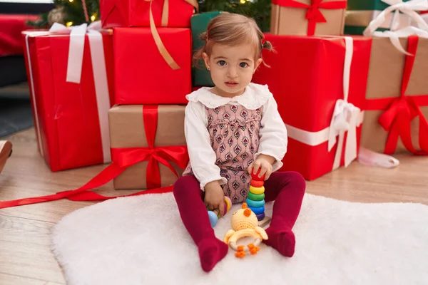 Sevimli Sarışın Bebek Evde Noel Hediyeleriyle Oturmuş Kendinden Emin Gülümsüyor — Stok fotoğraf