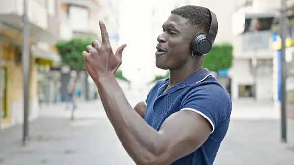 Afro Américain Écoutant Musique Dansant Dans Rue — Photo