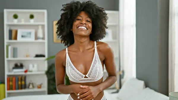 Afrykańska Amerykanka Uśmiecha Się Pewnie Wyglądając Seksownie Stojąc Sypialni — Zdjęcie stockowe
