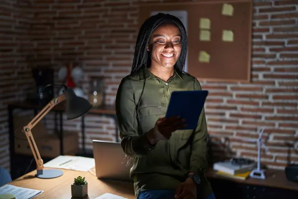 Mladý Afroameričan Copánky Který Pracuje Noci Kanceláři Veselým Chladným Úsměvem — Stock fotografie