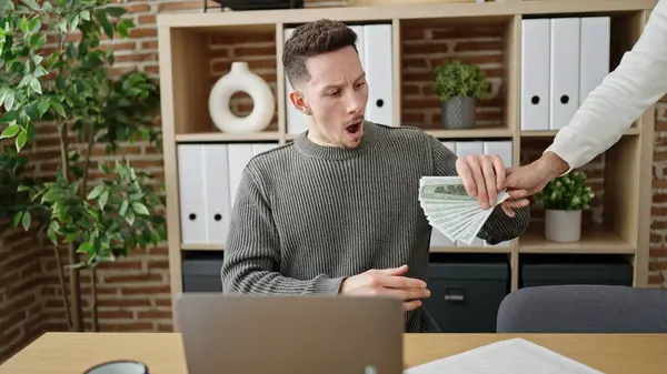 两名男性商业伙伴在办公室使用笔记本电脑 持有美元 — 图库照片