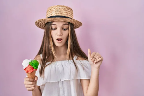 Dondurmayı Elinde Tutan Genç Kız Parmaklarıyla Reklamını Gösteriyor Şaşırmış Yüz — Stok fotoğraf