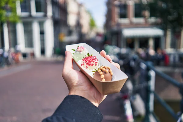Рука Человека Держит Коробку Шоколадным Десертом Амстердаме — стоковое фото