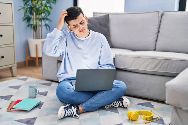 Non Binary Person Studying Using Computer Laptop Sitting Floor Confuse — Stock Photo, Image