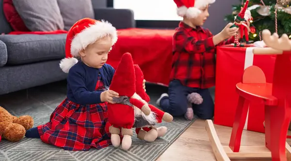 Очаровательный Мальчик Девочка Украшают Елку Играя Игрушкой Санта Клауса Дома — стоковое фото