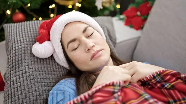 Mladý Kavkazský Žena Sobě Vánoční Klobouk Spí Pohovce Doma — Stock fotografie