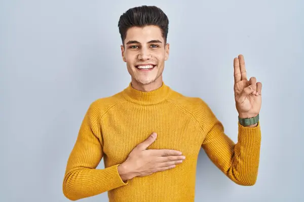 Jonge Spaanse Man Die Een Blauwe Achtergrond Staat Glimlachen Vloekt — Stockfoto