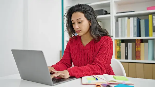 Young Beautiful Hispanic Woman Student Using Laptop Studying Library University — Stock Photo, Image