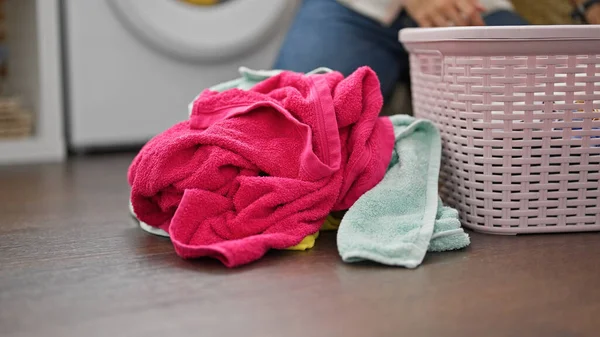 Young Hispanic Man Washing Clothes Laundry Room — Stock Photo, Image