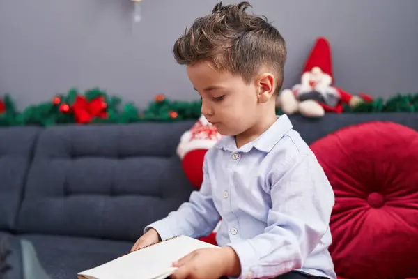 令人羡慕的是 他那惊慌失措的孩子竟然在家里的圣诞装饰下 坐在沙发上给圣诞老人写信 — 图库照片