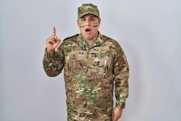 Hispanic Ung Mand Iført Camouflage Hær Uniform Peger Finger Med - Stock-foto
