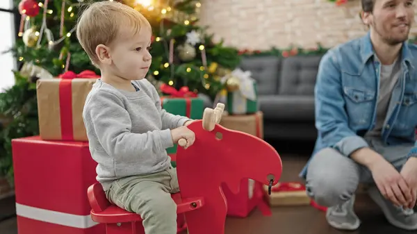 Baba Oğul Noel Kutluyorlar Ren Geyikleriyle Oynuyorlar — Stok fotoğraf