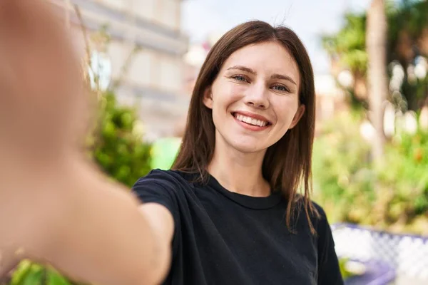 Giovane Donna Bionda Sorridente Fiducioso Facendo Selfie Dalla Fotocamera Parco — Foto Stock
