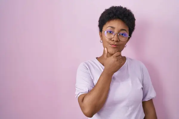 Pembe Arka Planda Duran Genç Afro Amerikan Kadın Kameraya Kollarını — Stok fotoğraf