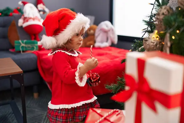 Adorável Loira Criança Sorrindo Confiante Decoração Árvore Natal Casa — Fotografia de Stock