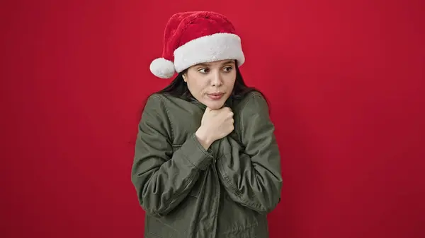 Νεαρή Όμορφη Ισπανόφωνη Γυναίκα Φορώντας Χριστουγεννιάτικο Καπέλο Υποφέρει Για Κρύο — Φωτογραφία Αρχείου
