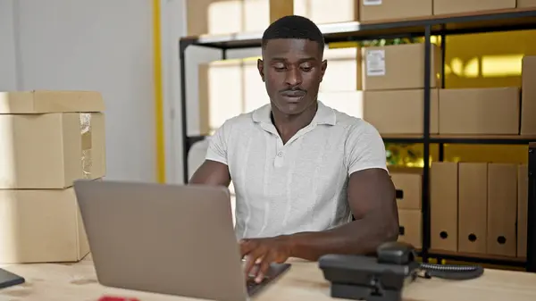 Afričan Američan Muž Ecommerce Obchodní Pracovník Psaní Notebooku Kanceláři — Stock fotografie