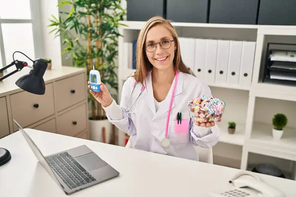 Genç Sarışın Doktor Kadın Elinde Glukometre Yüzünde Mutlu Havalı Bir — Stok fotoğraf