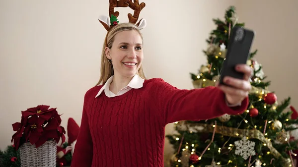 Jeune Femme Blonde Faire Selfie Par Smartphone Debout Près Arbre — Photo