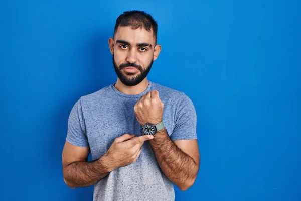 Middle East Man Beard Standing Blue Background Hurry Pointing Watch — Stock Photo, Image