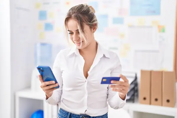 Młoda Blondynka Biznes Pracownik Pomocą Smartfona Karty Kredytowej Biurze — Zdjęcie stockowe