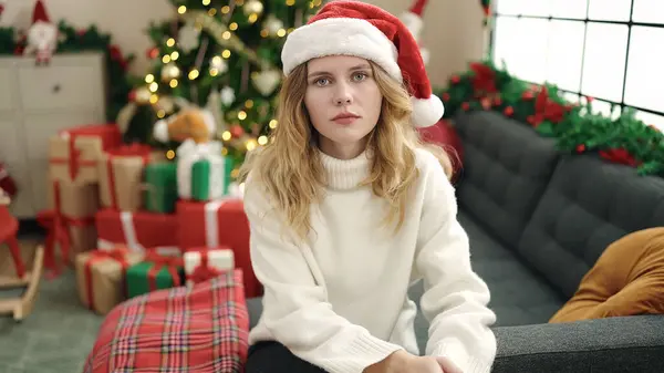 Jeune Femme Blonde Assise Sur Canapé Près Arbre Noël Avec — Photo