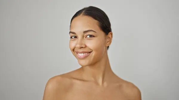 Afroamerikanerin Lächelt Selbstbewusst Und Steht Hemdlos Vor Isoliertem Weißem Hintergrund — Stockfoto