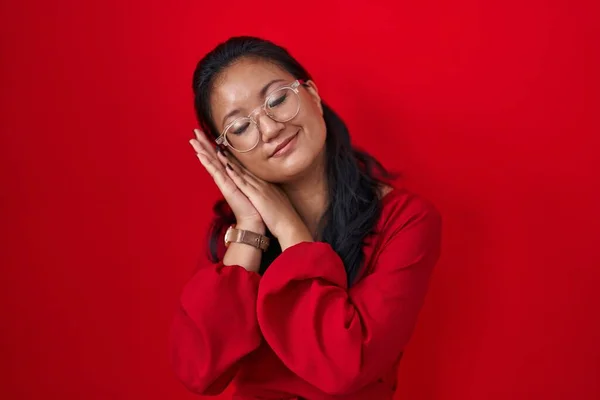 Asiatique Jeune Femme Debout Sur Fond Rouge Dormir Fatigué Rêver — Photo
