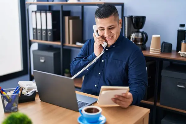 Fiatal Latin Férfi Üzletember Beszél Telefonon Olvasás Notebook Irodában — Stock Fotó