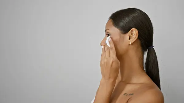 Junge Lateinamerikanische Frau Reinigt Gesicht Mit Wattepad Über Isoliertem Weißem — Stockfoto