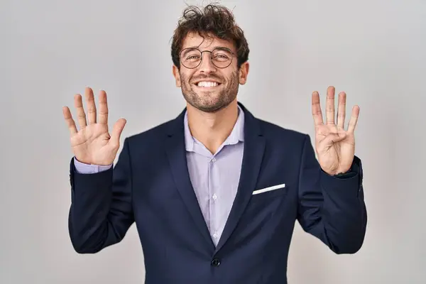 Spanyol Adamı Gözlük Takıyor Dokuz Numarayı Gösterip Işaret Ederken Kendinden — Stok fotoğraf