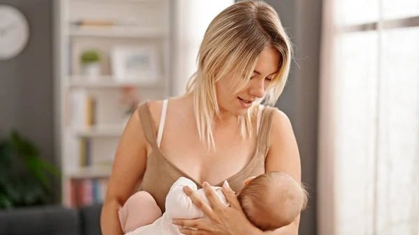 Moeder Dochter Borstvoeding Baby Proberen Thuis Slapen — Stockfoto