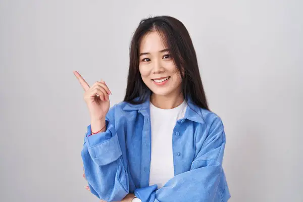 Jonge Chinese Vrouw Staande Witte Achtergrond Met Een Grote Glimlach — Stockfoto