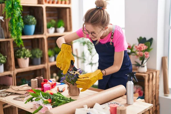 Joven Mujer Rubia Florista Cortando Plantas Sonriendo Floristería —  Fotos de Stock