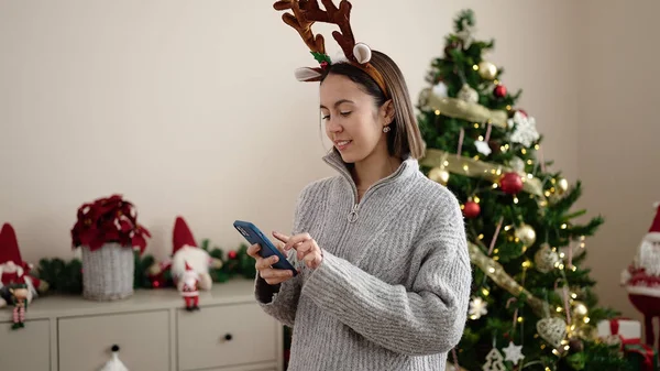 Jeune Belle Femme Hispanique Utilisant Smartphone Debout Près Arbre Noël — Photo