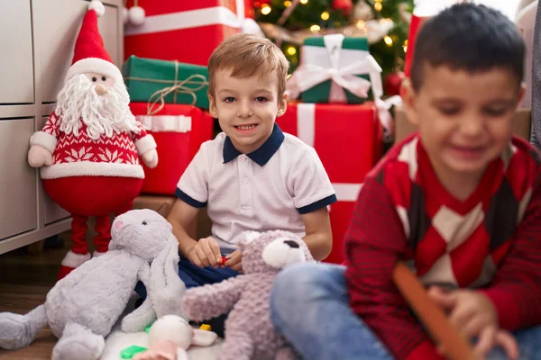 Evde Noel Ağacının Yanında Oyuncaklarla Oynayan Iki Çocuk — Stok fotoğraf