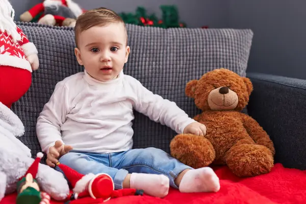 Bedårande Kaukasiska Barn Sitter Soffa Med Jul Dekoration Hemma — Stockfoto