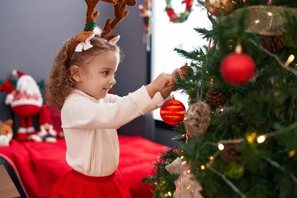 Adorable Chica Rubia Con Orejas Reno Decorando Árbol Navidad Casa — Foto de Stock