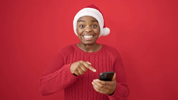 Afrikaans Amerikaanse Vrouw Dragen Kerst Hoed Wijzend Naar Smartphone Geïsoleerde — Stockfoto