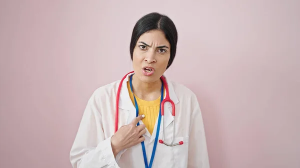 Young Beautiful Hispanic Woman Doctor Angry Pointing Herself Isolated Pink — Stock Photo, Image